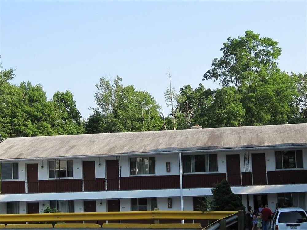 Budget Motor Inn- Mahopac Экстерьер фото
